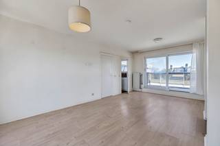 <p><strong>Penthouse met één slaapkamer en rustig en ruim zuidelijk gelegen terras te Dilbeek!</strong></p><p><strong> </strong></p><p>Dit aangename appartement is gelegen op de bovenste (zesde) verdieping van een goed onderhouden residentie (lift aanwezig) en geniet van een uitstekende ligging nabij het centrum van Dilbeek. Winkels, scholen en openbaar vervoer bevinden zich in de nabije omgeving.</p><p> </p><p>De indeling is als volgt: inkomhal met afzonderlijk toilet, leefruimte met gezellige keuken en toegang tot een balkon en een ruim, rustig en zuidelijk georiënteerd terras aan de achterzijde van het gebouw, één slaapkamer en een badkamer met lavabomeubel en douche in bad.</p><p> </p><p>Het appartement geniet twee privatieve kelderruimtes en beschikt over een individuele gasketel.</p><p> </p><p>Een ideaal appartement voor eigen bewoning of als investering, dankzij de aangename buitenruimte en de gunstige ligging nabij het centrum, winkels, scholen en openbaar vervoer.</p><p> </p><p><strong>EPC:</strong> 311 kWh/(m²jaar) – label D<br /><strong>Elektriciteit:</strong> niet conform<br /><strong>Asbest:</strong> asbestveilig</p>