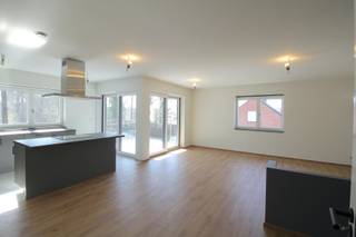 In Residentie de Berenpoort vind je dit mooie en nieuwe appartement op minder dan een minuut van de oprit van de E40, de winkels en het openbaar vervoer. De Sint-Amanduslaan is een rustige straat met voldoende parkeergelegenheid. Voor wie wil wonen in een mooi en eigentijds project op een centrale ligging is dit een uitgelezen kans. En "mooi" is daarbij een goed gekozen woord want dit nieuw en stijlvol woonproject combineert tal van opvallende kwaliteiten die absoluut de moeite waard zijn om te bekijken. De Berenpoort staat garant voor wonen met uitstraling op een centraal gelegen en interessante plek. Zonnig appartement met ruime living, twee slaapkamers en zonneterras. Een staanplaats met private kelderberging is eventueel afzonderlijk te huur.<br /><br /><span>1ste Verdieping (107m2):</span><br />Inkomhal - living (40m2) met open ingerichte keuken met spoelbak, keramische kookplaat, combi-oven, dampkap, vaatwas en kasten - berging (3m2) - zongericht terras (9m2) - nachthal met toilet - badkamer (5m2) met inloopdouche en meubel met lavabo en spiegelkast, handdoek-radiator - 2 slaapkamers (11m2, 12m2)<br /><br /><span>Algemeen:</span><br />- vrij op 15/10/2026<br />- eigen zonnepanelen<br />- provisie gemeenschappelijke kosten: € 55/m<br />- e-peil: E50<br />- volledig geschilderd<br />- op wandelafstand van winkels, openbaar vervoer, station<br />- nabij op/afrit E40<br />- vloerverwarming