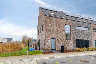 Volledig afgewerkte halfopen nieuwbouwwoning (2019) in een rustige residentiële wijk, vlakbij het centrum van Roeselare. Deze ruime woning...