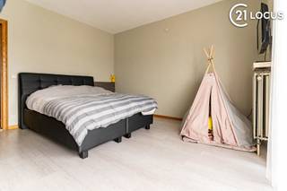 <p><span>Appartement spacieux de 3 chambres à Beveren-Waas – idéal comme investissement</span></p>
<p><span>Ce magnifique appartement est situé dans un environnement résidentiel calme et verdoyant, à deux pas du marché de Beveren-Waas. Situé au sixième étage d’une agréable résidence, l’appartement est facilement accessible par ascenseur.</span></p>
<p><span>Dès l’entrée, le hall vous accueille avec un WC séparé pour les invités. Le séjour spacieux et lumineux dispose d’un élégant élément de cheminée, parfait pour des moments chaleureux. La cuisine est équipée d’appareils encastrés modernes et offre un espace de rangement pratique attenant, pouvant également servir de buanderie.</span></p>
<p><span>L’appartement comprend 3 chambres complètes ainsi qu’une salle de bains entièrement équipée avec WC, combinaison baignoire/douche et double meuble lavabo.</span></p>
<p><span>L’appartement est actuellement loué, ce qui en fait une excellente opportunité pour les investisseurs à la recherche d’un investissement rentable et sans souci.</span></p>
<p><span>Un box de garage au rez-de-chaussée est disponible à l’achat séparément pour 30.000 €.</span></p>
<p><span>Idéal pour ceux qui recherchent confort, espace et une situation centrale à Beveren-Waas, ou un bien de rendement intéressant.</span></p>
<p><span>Intéressé(e) ? Contactez-nous pour plus d’informations ou pour une visite.</span></p>