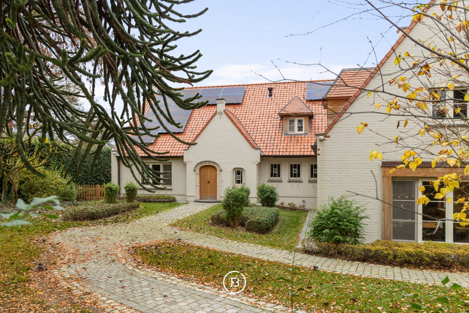 Prestigious villa with park garden - photo 4