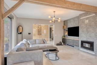 Tijdloze, volledige gerenoveerde villa op een perceel van 16a 81ca in Riemst.<br /><br />Deze stijlvolle en karaktervolle villa is gelegen aan de Visésteenweg 187 in Riemst, op een uitstekende locatie op slechts 2 km van het centrum en alle dagelijkse voorzieningen. <br />In korte tijd bereikt u Maastricht, Tongeren, winkels, scholen en andere belangrijke faciliteiten. De autosnelweg bevindt zicht op 3 km.<br /><br />De woning onderging in 2017 een totaalrenovatie en combineert vandaag tijdloze architectuur, hedendaags comfort en een uitzonderlijk ruim woonvolume. Gelegen op een perceel van 16A81CA beschikt deze villa over een woonoppervlakte van maar liefst 450m².<br /><br />Ook op vlak van energiecomfort scoort deze woning uitstekend met een EPC van 172 kWh/m² label B. Verder is de villa uitgerust met rolluiken, domotica, 35 zonnepanelen (ca.10.000 kWh/jaar), twee condensatieketels, een regenwaterput, muur- en dakisolatie en tal van andere kwaliteitsvolle voorzieningen.<br /><br />Indeling is als volgt:<br />Bij het betreden van de woning valt meteen de ruime en lichtrijke leefruimte van 62m² op. Deze is ingedeeld in een gezellige zitruimte met ingebouwde haard en een aangename eetruimte. De moderne eilandkeuken is volledig uitgerust met alle hedendaagse kookcomfort en sluit aan op een praktische bergruimte. <br />De royale veranda vormt een prachtige overgang naar de tuin en biedt een fraai uitzicht op de tuin met vijver en de achterliggende groene landschappen. <br />Verder bevinden zich op het gelijkvloers 3 volwaardige slaapkamers, 2 ingerichte badkamers, een wasplaats, een ruime inkomhal met aangebouwde vestiaire en een gastentoilet.<br />De dubbele inpandige garage is voorzien van sectionaalpoorten. <br />De woning is onderkelderd met diverse bergruimten en een kruipkelder.<br /><br />De verdieping omvat extra 3 slaapkamers, een badkamer en een ruime zolderkamer.<br />De master bedroom beschikt over een aansluitende dressing. De ruime slaapkamer van 45m² leent zich perfect als hobbyruimte, fitness of bureel. <br />De zolderruimte biedt mogelijkheden voor verdere inrichting van de woning.<br /><br />Enkele van de voornaamste troeven van deze woning zijn:<br />- Uiterst ruime en lichtrijke woning met 6 slaapkamers en 3 badkamers.<br />-Goed onderhouden en 100% instapklaar<br />-Energiezuinig met label B (172 kWh/m²)<br />-Volledig gerenoveerd in 2017 <br />-35 zonnepanelen met een opbrengst van ca. 10.000 kWh/jaar)<br />-Dak- en spouwisolatie<br />-Domotica en rolluiken<br />-Mooi perceel met vijver en vrij uitzicht op achterliggend groen<br />-Veel opbergruimte, dubbele inpandige garage, ruime kelder en uitbreidbare zolderruimte.<br /><br />Voor meer info of een bezoek ter plaatse, contacteer ons op 0473 79 29 30 of mail naar luc@vestio.com