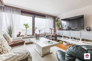 Te koop: ruim 3 slaapkamer appartement in het centrum van Koksijde, op korte afstand van zee, duinen en openbaar vervoer.<br />Dit appartement uit 1979 biedt drie volwaardige slaapkamers, ideaal voor een gezin of als tweede verblijf aan de kust. Alle grote werken aan het gebouw zijn reeds uitgevoerd, waardoor u zorgeloos kunt intrekken. Bovendien beschikt u over een private staanplaats in de residentie, een absolute troef in deze centrale ligging.<br /><br />Belangrijkste ruimtes:<br />• Gezellige woonkamer met veel lichtinval<br />• Functionele keuken met aansluitend eetkamer<br />• Drie slaapkamers met voldoende kastruimte<br />• Badkamer met ligbad en wastafel<br />• Twee terrassen voor buitenmomenten<br />• Inkomhal en nachthal die zorgen voor een vlotte circulatie<br />• Private staanplaats in het gebouw<br /><br />Troeven:<br />• 3 slaapkamers – ideaal voor gezin of gasten<br />• Werken aan het gebouw reeds uitgevoerd<br />• Staanplaats in de residentie<br /><br />Neem vandaag nog contact op met uw ERA-makelaar voor een bezoek.<br />058 51 23 23 of op christian@eraservimo.be<br />JOUW DROOMAPPARTEMENT. ZO GEVONDEN!