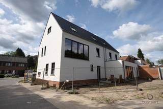 <p><span>Tijdloze halfopen nieuwbouwwoning BEN-woning met warme uitstraling nabij Oud-Schilde dorp.</span></p><p><span>Deze instapklare bel-étage woning met 218 m² bewoonbare oppervlakte combineert een doordachte indeling met hedendaags wooncomfort en biedt alle ruimte om een warme thuis te creëren.</span></p><p><span>Ideaal voor woon-werksituatie of het gelijkvloers als zorgwoning.</span></p><p><span>Via de inkomhal met gastentoilet bereikt u het bureel of extra slaapkamer, de technische berging en de stijlvolle master suite op het gelijkvloers. Deze beschikt over een ensuite dressing en een moderne badkamer met dubbele wastafel en inloopdouche.</span></p><p><span>Deze indeling kan nog bekeken worden indien gewenst als praktijk/kantoor of in te richten als studio.</span></p><p><span>De eerste verdieping vormt het hart van de woning. Hier geniet u van een ruime, lichtrijke leefruimte met een volledig uitgeruste open keuken voorzien van kwalitatieve toestellen. Aansluitend bevinden zich de eetkamer en gezellige zithoek. Grote raampartijen zorgen voor een overvloed aan natuurlijk licht en geven rechtstreeks toegang tot het zonnige terras.</span></p><p><span>Op de tweede verdieping vindt u een royale nachthal met open bureauruimte, extra berging, twee volwaardige slaapkamers en een elegante badkamer uitgerust met ligbad, wastafelmeubel en toilet.</span></p><p><span>Buiten geniet u van een aangelegde tuin met terras en een praktische carport achteraan de woning.</span></p><p><span>Extra troeven: HR+ beglazing, zwart aluminium schrijnwerk, vloerverwarming, warmtepomp, zonnepanelen, hoogwaardige afwerking met parket en lichte tegelvloeren, energiezuinig met EPC-label A, conforme elektrische installatie. </span></p><p><span>De tuin wordt volledig ingezaaid en afgewerkt met een omheining. Bovendien komt deze woning, onder voorwaarden, in aanmerking voor aankoop aan 6% btw op de constructiewaarde én geniet u van een vrijstelling van onroerende voorheffing gedurende de eerste 5 jaar.</span></p><p><span>Dankzij de centrale ligging bereikt u vlot belangrijke invalswegen en de oprit van de E314.</span></p><p><span>Bent u op zoek naar een ruime en energiezuinige nieuwbouwwoning op een uitstekende locatie? Neem gerust contact op voor meer informatie of plan vandaag nog uw bezoek aan de werf: www.buytaertimmo.be</span></p><p><span> </span></p>