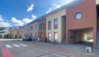 <p><span>Instapklaar 1-slaapkamerappartement met carport in het centrum van Schaffen </span></p><p><span>Bent u op zoek naar een compact, instapklaar appartement op een centrale ligging? </span></p><p><span>Of zoekt u een interessante investering met beperkt onderhoud en lage gemeenschappelijke kosten? </span></p><p><span>Dan is dit 1-slaapkamerappartement in het centrum van Schaffen absoluut het ontdekken waard.</span></p><p><span>Centrale ligging nabij Diest </span></p><p><span>Het appartement is gelegen in het hart van Schaffen, waar u dagelijkse voorzieningen zoals een bakker, school en supermarkt vlakbij vindt. </span></p><p><span>Ook Diest-stad en het station van Diest zijn vlot bereikbaar: met de fiets staat u in ongeveer 9 minuten aan het station, met de wagen zelfs in circa 5 minuten. </span></p><p><span>Dankzij deze praktische ligging geniet u van een goede verbinding met de omliggende gemeenten én van alle comfort in de directe buurt.</span></p><p><span>Praktische indeling </span></p><p><span>Het appartement bevindt zich op de eerste verdieping en is bereikbaar via de trap. Bij het binnenkomen komt u terecht in de inkomhal, met toegang tot het aparte toilet en de leefruimte.</span></p><p><span>De leefruimte vormt een aangenaam geheel met de eetplaats en open keuken. De keuken is uitgerust met de nodige toestellen. Vanuit de leefruimte bereikt u de aparte slaapkamer.</span></p><p><span>De badkamer beschikt over een douchecabine, lavabomeubel en aansluiting voor wasmachine. Daarnaast is er een praktische berging met elektrische warmwaterboiler.</span></p><p><span>Achteraan het gebouw beschikt u over een eigen carport. Er is geen privatief terras, maar wel een gemeenschappelijke tuin die door de bewoners gebruikt kan worden.</span></p><p><span>Instapklaar en interessant geprijsd </span></p><p><span>Dit appartement is compact, verzorgd en volledig instapklaar. Het is voorzien van dubbele beglazing, elektrische verwarming en conforme elektriciteit, goedgekeurd tot 2031. </span></p><p><span>Bovendien zijn de gemeenschappelijke kosten zeer beperkt, ongeveer €25 per maand.</span></p><p><span>Dankzij de scherpe prijs, centrale ligging en praktische indeling is dit appartement geschikt voor zowel eigen bewoning als investering. Bent u koper van uw eerste en enige woning en gaat u er zelf wonen? Dan komt u mogelijk in aanmerking voor het verlaagde tarief van 2% registratierechten. Dat kan een mooie besparing betekenen op de aankoopkosten.</span></p><p><span>Troeven op een rij </span></p><p><span>Centrale ligging in Schaffen <br />Vlotte verbinding naar Diest-stad en station <br />Open leefruimte met ingerichte keuken <br />Badkamer met douche, lavabomeubel en wasmachineaansluiting <br />Aparte berging <br />Eigen carport achteraan <br />Gemeenschappelijke tuin <br />Dubbele beglazing <br />Elektriciteit conform tot 2031 <br />Lage gemeenschappelijke kosten <br />Geschikt voor eigen bewoning ( starterseigendom ) én investering </span></p><p><span>Interesse? </span></p><p><span>Kom dit tof appartement zeker ontdekken tijdens een bezoek. </span></p><p><span>Bel Immo Diest voor een afspraak op 013 31 25 22 of mail naar info@immodiest.be<br />Wij laten u dit appartement graag zo snel mogelijk bekijken. </span></p><p><span> </span></p>