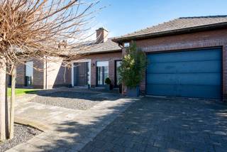 Deze rustig gelegen villa naast de Schelde biedt de perfecte balans tussen ontspanning en bereikbaarheid, dankzij de nabijheid van het centrum en de belangrijkste invalswegen.<br />De lichtrijke woonkamer baadt in natuurlijk daglicht, waardoor u ook binnenshuis volop van het mooie weer kan genieten. De woning beschikt over een inkomhal met apart toilet en vestiaire, een ruime living met tegelvloer en gezellige gashaard, en een volledig ingerichte keuken voorzien van alle toestellen. Verder telt de villa drie slaapkamers en een badkamer met ligbad, douchecabine en dubbel lavabomeubel, ideaal om tot rust te komen na een drukke werkdag.<br />Buiten nodigt de tuin met overdekt terras uit tot gezellige zomeravonden met barbecue. Nadien kan u volledig ontspannen in de jacuzzi en sauna. De woning beschikt bovendien over een garage en een oprit met plaats voor twee wagens.<br />Dankzij de centrale verwarming op gas, dubbele beglazing en rolluiken is het hier het hele jaar door aangenaam wonen. De woning behaalt een EPC-score van 207 kWh/m².<br />- EPC-score 207 kWh/m²<br />- P&amp;G score A<br />- stedenbouwkundige inlichtingen in aanvraag