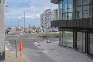 Centraal gelegen appartement met zijdelings zeezicht in het commercieel centrum. Indeling: Inkomhal met toilet. Lichtrijke leefruimte met toegang...