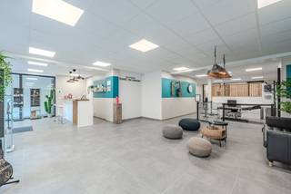 <h2>Nieuwbouw handelspand te koop met zeer correcte huurders – interessante investering in Oostende</h2>
<p>(Het volledige handelspand omvat zowel het witte gedeelte als het grijze gedeelte op het verkoopplan bij de foto's)<br /><br />VERKOOP ONDER BTW STELSEL MOGELIJK VOOR PROFESSIONELEN!<br />Mogelijkheid tot aftrekken BTW. <br /><br />Op een<span> </span><strong>centrale en commerciële ligging in Oostende</strong><span> </span>bevindt zich dit recente nieuwbouw handelspand aan de<span> </span><strong>Alfons Pieterslaan 56</strong>.</p>
<p>Het pand is<span> </span><strong>momenteel verhuurd</strong>, waardoor dit een interessante opportuniteit vormt voor investeerders die op zoek zijn naar een<span> </span><strong>kwalitatief vastgoed met bestaande huuropbrengsten</strong>.</p>
<p>Het handelspand combineert een moderne uitstraling met een praktische inrichting en biedt tal van mogelijkheden voor diverse commerciële of professionele activiteiten.</p>
<p>Een belangrijke meerwaarde is de<span> </span><strong>aangename patio van 21,81m2</strong>, die zorgt voor extra buitenruimte. Vanuit de patio is er bovendien<span> </span><strong>rechtstreekse toegang tot een dubbele garagebox</strong>. Deze dubbele garagebox kan<span> </span><strong>optioneel mee worden aangekocht</strong><span> </span>en biedt extra mogelijkheden voor het stallen van voertuigen, opslag of materiaal.<br /><br /></p>
<h3>Troeven</h3>
<ul>
<li><strong>Recent nieuwbouw handelspand</strong></li>
<li><strong>Momenteel verhuurd</strong></li>
<li>Interessant als<span> </span><strong>rendementsvolle vastgoedinvestering</strong></li>
<li>Centrale ligging aan de<span> </span><strong>Alfons Pieterslaan in Oostende</strong></li>
<li>Moderne en kwalitatieve uitstraling</li>
<li><strong>Patio met rechtstreekse toegang tot de dubbele garagebox</strong></li>
<li>Mogelijkheid tot aankoop van een<span> </span><strong>dubbele garagebox</strong></li>
<li>Extra opslag- en parkeermogelijkheden</li>
<li>Geschikt voor diverse commerciële en professionele activiteiten</li>
</ul>
<p><strong><br />Een interessante investering voor wie op zoek is naar commercieel vastgoed in Oostende met reeds een huurder aanwezig.<br /><br /></strong></p>
<p>Contacteer ons voor meer informatie over het handelspand, de huidige huurovereenkomst en de aankoopmogelijkheden van de dubbele garagebox.</p>