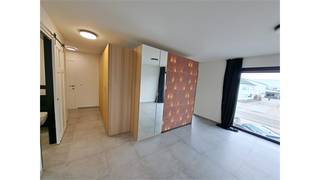 Een mooi afgewerkte en energiezuinige nieuwbouwstudio op de eerste verdieping bestaande uit een woonruimte met open, ingerichte keuken en...