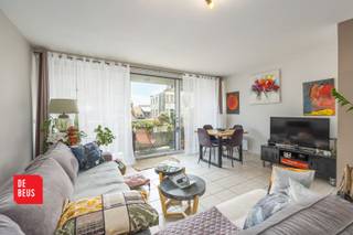 - Optimale lichtinval,<br />- Zuidgericht terras,<br />- Zéér centrale ligging,<br />- Inclusief staanplaats in het gebouw.<br /><br />Dit lichtrijk appartement bevindt zich op de vierde verdieping van residentie ‘North’, gelegen aan de Van Iseghemlaan. De residentie geniet van een uitstekende ligging in het bruisende centrum van Oostende, op slechts enkele stappen van het strand, de winkelstraten, restaurants en het openbaar vervoer.<br />Bovendien is een staanplaats in het gebouw inbegrepen – een absolute troef in deze centrale locatie.<br /><br /><br /><strong>INDELING</strong>: Inkom, lichtrijke leefruimte uitkijkend op het zonnig terras langs de voorzijde, keuken, berging, 2 slaapkamers uitgevend op het terras langs achterzijde, badkamer 1 met wastafel - ligbad - aansluiting wasmachine, badkamer 2 met een douche - toilet. Privatieve kelderberging.<br />Inclusief vier fietshaken in de gemeenschappelijke fietsenberging van het gebouw.<br />Inclusief staanplaats in het gebouw.<br /><br />Momenteel verhuurd aan correcte huurders. <br /><br />EPC: 227/ kWh - label C<br />Elektriciteit conform<br /><br />Meer informatie en bezoeken:<br />Immo De Beus 059 510 300