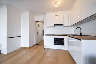 Volledig gerenoveerd 1-slaapkamer appartement met frontaal zeezicht op de 4de verdieping Indeling: inkomhal, ruime lichtrijke leefruimte met open...