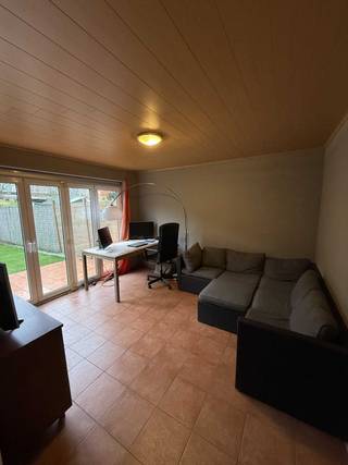 De ligging is ideaal: op wandelafstand van het Brilschanspark, scholen, openbaar vervoer en het sportcentrum Het Rooi. Bovendien geniet u van een vlotte verbinding met de grote invalswegen en autosnelwegen richting Antwerpen, Mechelen en Brussel.<br />25 jaar <br />Bel etage woning met beneden garage + zitkamer met uitzicht op tuin + WC + ruimte voor wasmachine en droogkast. <br />Tuin 60m²<br />1e verd. : living met parket + open keuken<br />2e verd. : 2 grote slpk (17m² + 16m²) + 1 kleine slpk (8m²) + badkamer met ligbad en douche + afz. WC<br />3e verd. : geïsoleerde en ingerichte zolder (30m²) met ingebouwde kasten en opbergruimte.<br />EPC B<br /><br />Voor bezoek of info : 0472/695957<br /><br />