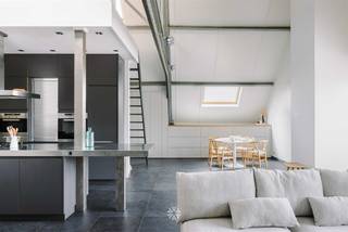 <p><span>GENT/LEDEBERG - </span><span>Unique loft industriel à vendre dans une ancienne usine de caractère, équipé d'une généreuse terrasse. </span></p><p><span> </span></p><p><span>Situé dans la Driesstraat, ce loft spacieux de 120 m² à l'agencement ouvert est situé au calme dans un quartier intérieur agréable. </span></p><p><span> </span></p><p><span>Avantages</span></p><ul><li><span>Terrasse spacieuse de 50 m² orientée sud-ouest avec une vue magnifique sur les tours de Gand </span></li><li><span>Espace de vie et cuisine lumineux avec un agencement ouvert et spacieux </span></li><li><span>Look industriel combiné à des éléments authentiques </span></li><li><span>Immeuble équipé d'un ascenseur pour plus de confort </span></li><li><span>Parking intérieur inclus </span></li><li><span>Possibilité d'entreposage pratique en sous-sol privé </span></li><li><span>Excellent emplacement avec accès facile au centre ville, aux magasins et aux transports publics </span></li></ul><p><span> </span></p><p><span>L'agencement :</span></p><p><span>Le loft vous accueille par une cuisine ouverte et entièrement équipée qui s'intègre parfaitement à l'espace de vie lumineux doté d'une cheminée à gaz confortable. De cet espace, vous avez un accès direct à la spacieuse terrasse sur le toit. Au même niveau se trouvent la chambre à coucher et une salle de bains confortable, équipée d'une baignoire, d'une douche, de toilettes et d'un double lavabo, ainsi qu'une armoire entièrement équipée.</span></p><p><span>L'escalier mène à la mezzanine, idéale comme bureau ou chambre supplémentaire, complétée par un local technique fermé.</span></p><p><span>Enfin, ce loft dispose d'un local de rangement privé en sous-sol et d'une place de parking souterrain, ce qui ajoute à son confort pratique et à son espace de rangement supplémentaire.</span></p><p><span> </span></p><p><span>Important : </span></p><p><span>Prix demandé : 575 000 EUR</span></p><p><span>EPC : 187kWh/(m² année)</span></p><p><span> </span></p><p><span>Contactez l'agence immobilière Axel Lenaerts pour une visite : <span>hannelore@axellenaerts.be</span></span><span> ou 09/245 24 24</span></p><p><span> </span></p>