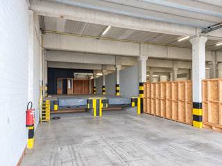 Strategisch goed gelegen magazijn van 240m² (8 x 30m) met brede automatische sectionale toegangspoort. Ideale ruimte voor stockage / mooie vrije hoogte. Gelegen nabij de autosnelweg. Eventueel uit te breiden naar 480 of 720m² (in overleg).<br /><br />Interesse? Bel of mail Jasper 0479/27 71 92 - Jasper@immopottelberg.be