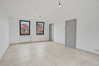 Bent u op zoek naar een instapklare woning op een toplocatie? Deze verzorgde rijwoning met inpandige garage, gelegen in het centrum van Sint-Michiels, combineert een uitstekende bereikbaarheid met hedendaags wooncomfort. Winkels, scholen, het station, openbaar vervoer en belangrijke invalswegen bevinden zich op wandel- of fietsafstand, waardoor u hier geniet van een bijzonder praktische ligging.<br />De woning werd gebouwd in 2008 en kreeg in 2026 een volledige opfrisbeurt, waaronder een nieuwe keuken. Dankzij het EPC-label B (193 kWh/m²/jaar) is er bovendien geen renovatieplicht. De conforme elektrische installatie, aluminium ramen met HR-beglazing, centrale verwarming op aardgas, airco en regenwaterput zorgen voor extra comfort.<br />Op het gelijkvloers vindt u een inkomhal, bureauruimte, dressing, ruime inpandige garage en een onderhoudsvriendelijk terras. De eerste verdieping omvat een lichtrijke leefruimte, een volledig vernieuwde keuken, badkamer en apart toilet. Op de tweede verdieping bevinden zich twee slaapkamers, waarvan één voorzien is van airco, en een praktische berging met mogelijkheid tot extra toilet. <br />Een ideale woning voor wie zonder zorgen wil verhuizen naar een centrale en vlot bereikbare locatie.<br />De vermelde prijs is een richtprijs. Elk bod hoger of lager dan de vermelde prijs wordt overgemaakt aan de eigenaar die zich het recht voorbehoudt om dit al dan niet te aanvaarden. EPC: 193 kWh/(m²jaar) Ref. BR00504