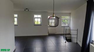 Centraal gelegen duplex appartement bestaande uit inkomhall, leefruimten, keuken, berging, apart toilet, 2 slaapkamers, dressing en...
