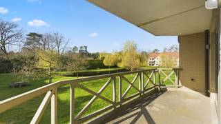 Zonnig hoek-appartement in het prachtige parkdomein 'Berkendael' van 1,5 hectare met grote vijver en een mooi uitzicht op de parktuin.<br />Zuid-west georiënteerd hoekappartement gelegen op de 1ste verdieping met lift. <br />Omvat: ruime inkomhal, wc, living met open volledig ingerichte keuken (totaal 40m²), zonnig terras van 11m² op het zuid-westen met zonneluifel, wasplaats-berging, 3 slaapkamers (13,9m² - 9,9m² - 8,6m²), 2 bad-of douchekamers met 2de wc.<br />Verplicht bij aan te kopen 2 ondergrondse autostaanplaatsen en 2 bergkelders voor een totaal van 65.000 euro (totaal met appartement 539.000 euro). <br />Bouwjaar 2008 - zeer goede staat. Ki 1.193 euro.<br />CV met aardgas hoogrendement.<br />EPC 118 kWh/m² jaar - energielabel B - UC3819702-RES-1<br />Totale vloeroppervlakte: 114m² + terras 11m².<br />Stedenbouw info: vergunning uitgereikt - woonpark = residentieel woongebied - geen rechterlijke herstelmaatregel of bestuurlijke maatregel opgelegd - geen voorkooprecht ruimtelijke ordening - niet gelegen in verkaveling.<br />Niet overstromingsgevoelig - gebouwscore A - perceelscore A.