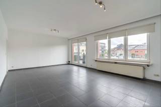 Net huurappartement op de 1e verdieping (67m²) met 1 slaapkamer; badkamer , ruime living met open keuken en aparte berging. Gelegen in hartje Leopoldsburg nabij winkels, scholen, park en openbaar vervoer (incl.treinstation) Vanaf 1 juli 2026 beschikbaar. Tel voor info 011/76 7676.