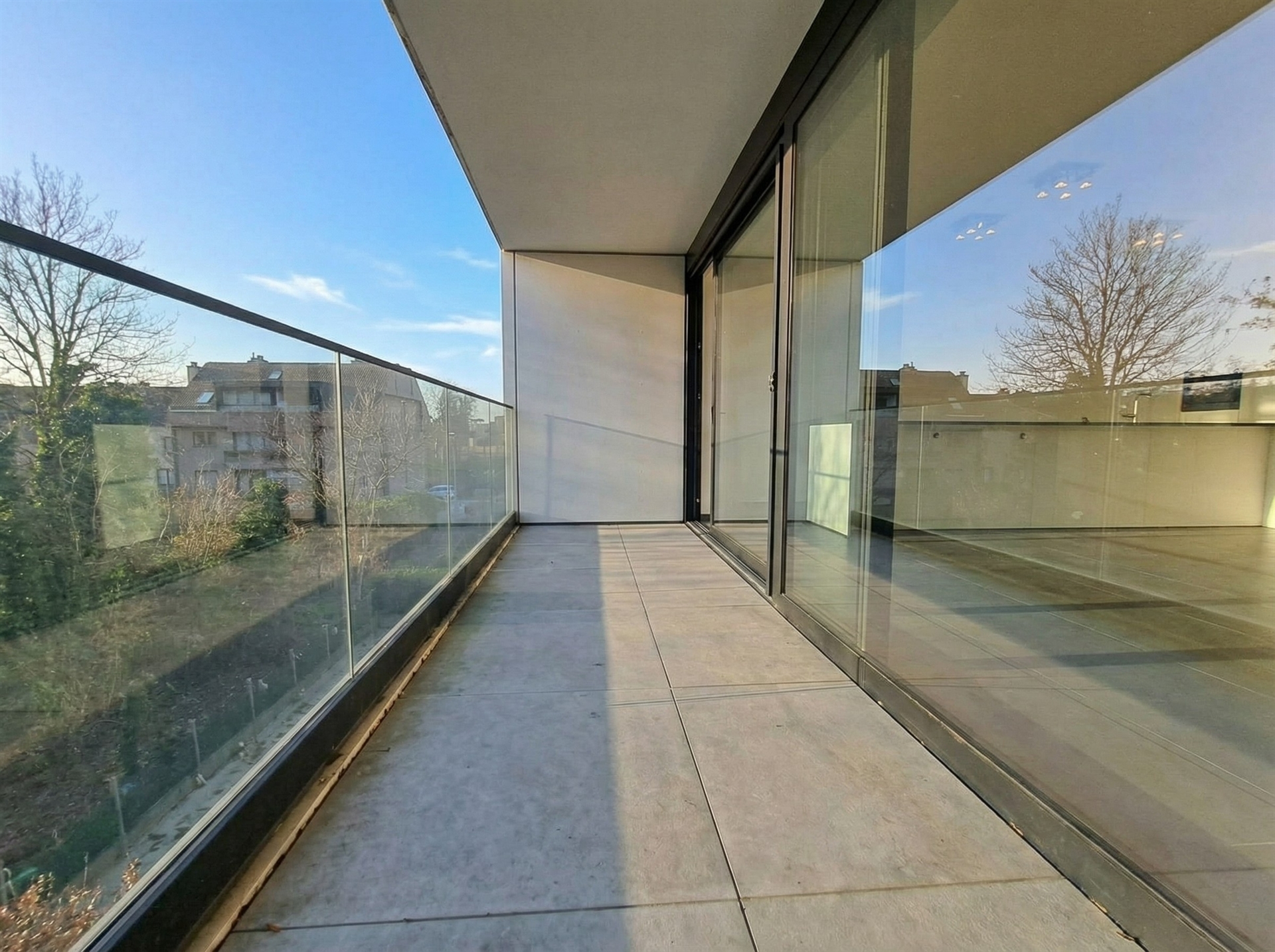 Appartement récent avec terrasse dans un petit immeuble - photo 2
