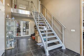 Oppervlaktes:- Totale perceeloppervlakte: 20.473 m²- Bebouwde oppervlakte: 6.320 m²- Onbebouwde oppervlakte: 14.117 m²Specificaties:- Gelegen in agrarische gebieden- Verwarming via propaangas- Zonnepanelen aanwezigBeschikbaar na akte.Heeft u interesse in dit bedrijfspand met kantoren, werkplaatsen en magazijnen? Contacteer ons gerust voor meer informatie of een bezoek ter plaatse.