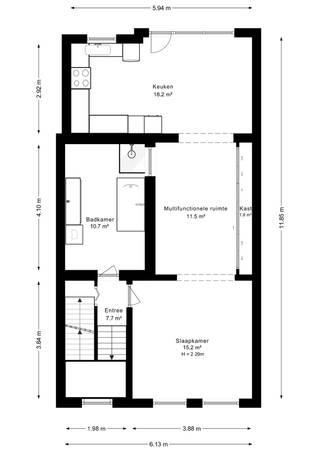 <strong>Ben je op zoek naar een uitzonderlijk ruime woning met tot 6 slaapkamers, tuin en tal van mogelijkheden in Aalst? Gevonden!</strong><br />Deze karaktervolle woning verrast met maar liefst 281 m² bewoonbare oppervlakte en biedt bijzonder veel mogelijkheden voor grote of samengestelde gezinnen. De woning is op te frissen, maar beschikt met een gunstig EPC-label B over een goede basis. Dankzij de verschillende leef-, slaap- en sanitaire ruimtes verspreid over meerdere verdiepingen is de woning interessant voor wie ruimte zoekt voor kangoeroewonen, een inwonend familielid, oudere kinderen of een combinatie van wonen en werken. Achteraan geniet je van een overdekt terras en een aangename tuin, een absolute meerwaarde bij deze ruime stadswoning.
<p>De indeling is bijzonder royaal. Op het gelijkvloers bevinden zich de inkomhal, een ruime badkamer, een slaapkamer/leefruimte en een keuken van 18 m² met toegang naar buiten. De eerste verdieping omvat een afzonderlijk toilet, woonkamer, eetkamer, en een multifunctionele ruimte van 20m². Op de tweede verdieping bevinden zich drie slaapkamers, waarvan één met ingebouwde kastruimte. De derde verdieping biedt nog twee kamers, een kitchenette en sanitaire ruimte. Helemaal bovenaan is er bovendien nog extra zolderruimte.<br /><br />Een unieke woning voor wie veel ruimte, flexibiliteit, een tuin én een gunstige energieprestatie zoekt en het geheel verder naar eigen smaak wil afwerken. Contacteer ons snel voor een bezoek en ontdek zelf alle mogelijkheden van deze bijzondere eigendom!</p>