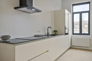<p><strong>Investeren in een dynamische buurt in volle ontwikkeling kan in dit volledig gerenoveerd appartement met één slaapkamer en gemeenschappelijke koer.</strong><strong><br /></strong><strong><br />Indeling:</strong><br /><strong>Uniek gelegen</strong><span> appartement op het </span><strong>gelijkvloers</strong><span> </span><span>van een </span><strong>kleinschalig gebouw</strong><span>. Je komt meteen in de stijlvolle leefruimte met de volledig uitgeruste </span><strong>open keuken</strong><span>. De raampartijen zorgen voor </span><strong>veel daglicht</strong><span> en de </span><strong>hoge plafonds</strong><span> zorgen op hun beurt voor een groot </span><strong>ruimtegevoel</strong><span>. De keuken werd op maat gemaakt en ingericht met </span><strong>kwaliteitstoestellen</strong><span> en een</span><span> </span><strong>keukenwerkblad in composiet</strong><span>. </span><br /><br /><span>Achteraan, de slaapkamer met aansluitend de ingerichte badkamer op tegels voorzien van een douche, een wastafel met spiegel, een toilet en de aansluiting voor een wasmachine.</span><br /><br /><strong>Bijzonderheden:<br /></strong><span></span>Verhuurd aan <strong>€740 per maand</strong>.<br /><strong>Gunstige EPC</strong><span> van 147 kWh/m²/jaar [B-label</span><span>];<br /><strong>Gemeenschappelijke koer</strong>;<br /><strong>aparte nutsvoorzieningen.</strong></span><br /><br /><strong>Ligging:<br /></strong><span>Gelegen op een </span><strong>strategische locatie tegenover het Lobroekdok en op slechts 500m van Park Spoor Noord.</strong><span> </span><span>Ideaal om te gaan sporten of te ontspannen in het zonnetje tijdens de zomermaanden. </span><strong>Vlotte verbinding</strong><span> met in- en uitvalswegen, vélostation op 100m en vlakbij openbaar vervoer!</span></p>