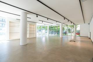 Uitstekend gelegen hoekgelegen handelspand van 351 m² op top-locatie.Bij het binnenrijden van het centrum van Brasschaat merkt u het handelspand...