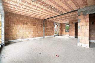 Deze halfopen bebouwing in Merkem combineert comfortabel wonen met een uitzonderlijk ruime garage van maar liefst 64m². De woning zelf beschikt over een royale oppervlakte van 193 m² en is afgewerkt met hedendaagse en kwalitatieve materialen.<br /><br />Bij het binnenkomen bevindt zich de inkomhal met toilet. De leefruimte sluit aan op de keuken en zithoek. Verder is er nog een berging.<br /><br />Op de eerste verdieping bevinden zich drie slaapkamers en de badkamer. Het zolderverdiep biedt nog extra ruimte en kan ingericht worden als 2 of 3 extra slaapkamers of hobbyruimte.<br /><br />📞 Interesse? Contacteer Thijs, Friedel of Nina:<br />📲 051 57 54 61<br />📧 thijs@grouptrybou.be | friedel@grouptrybou.be | nina@grouptrybou.be |