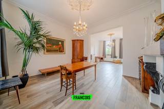 In het rustige en landelijke Beveren-aan-de-Ijzer, deelgemeente van Alveringem, staat deze karaktervolle burgerwoning te koop die ruimte, charme...