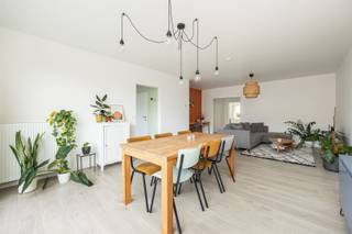 <p><span>Lichtrijk twee slaapkamer appartement met autostaanplaats</span></p><p><span> </span></p><p><span>Gelegen in de 'Vogeltjeswijk' nabij alle faciliteiten zoals supermarkten, scholen en openbaar vervoer. </span></p><p><span>Verschillende parken en ontspanningsmogelijkheden zijn vlakbij!</span></p><p><span> </span></p><p><span>+ Gunstig EPC B! </span></p><p><span>+ Autostaanplaats in de ondergrondse garage inbegrepen</span></p><p><span>+ Twee volwaardige slaapkamers</span></p><p><span>+ Mooie afwerking</span></p><p><span> </span></p><p><span>Het appartement is gelegen op de vierde verdieping, te bereiken met de lift of de trap. </span></p><p><span>Ruime inkomhal met gastentoilet. Open leefruimte met grote raampartijen naar het balkon vooraan die zorgen voor veel natuurlijke lichtinval. </span></p><p><span>Volledig uitgeruste keuken met aansluitend een praktische berging. </span></p><p><span>Achteraan zijn twee volwaardige slaapkamers (ca. 16 en 10 m²) en een badkamer met inloopdouche, lavabo en aansluiting voor wasmachine.</span></p><p><span>In de ondergrondse garage is een autostaanplaats en kelderberging. </span></p><p><span> </span></p><p><span>Huurprijs: €950/maand</span></p><p><span>Maandelijkse kosten voor gemene delen en water: €80/maand</span></p><p><span>Elektriciteit en gas af te sluiten op eigen naam. </span></p><p><span>Beschikbaar vanaf 1maart 2026. </span></p><p><span> </span></p><p><span>Interesse in dit mooie appartement?</span></p><p><span>Gelieve de bezoekaanvraag in te vullen onderaan de advertentie op <span>https://www.sinjoor.be</span></span><span> en alle vragen te beantwoorden. </span></p><p><span>De dossierverantwoordelijke neemt nadien contact op met jou. </span></p><p><span> </span></p><p><span> </span></p>