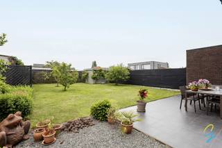 Te koop te Zele!<br />Gelegen op een rustige locatie in de gegeerde Smeiersberg te Zele, bevindt zich deze ruime en lichtrijke woning die comfort, functionaliteit en een aangename woonomgeving perfect combineert.<br />Via de inkomhal, voorzien van een apart gastentoilet, betreedt u de woning. Vervolgens komt u terecht in de royale leefruimte met open, volledig geïnstalleerde keuken. Dankzij de grote raampartijen geniet u hier van een prachtig zicht op de fraai aangelegde tuin, waardoor binnen- en buitenleven naadloos in elkaar overvloeien. De open indeling en de overvloedige lichtinval creëren een aangename en warme sfeer.<br />Op de eerste verdieping bevindt zich een ruime zithoek die perfect kan dienen als extra leefruimte. Daarnaast is er een afzonderlijke bureauruimte aanwezig, ideaal voor thuiswerk of als hobbykamer. Verder beschikt deze verdieping over een tweede toilet, een ruime master bedroom met aansluitend een volledig uitgeruste en conforme badkamer, alsook een praktische berging/wasruimte.<br />De bovenste verdieping biedt tal van mogelijkheden. Momenteel is er een tweede badkamer met douche aanwezig, evenals een technische ruimte. Dankzij de royale oppervlakte kan deze verdieping eenvoudig worden ingedeeld in meerdere slaapkamers volgens de wensen en behoeften van de toekomstige eigenaar.<br />Ook op technisch vlak scoort deze woning uitstekend dankzij de aanwezigheid van zonnepanelen, wat bijdraagt aan een energiezuinig wooncomfort.<br />Buiten beschikt de woning over een ruime oprit met plaats voor meerdere voertuigen. Daarnaast is er een garage aanwezig, uitgerust met een automatische poort voor extra gebruiksgemak.<br />Deze eigendom vormt een unieke kans voor wie op zoek is naar ruimte, rust en comfort op een uitstekende locatie in Zele.<br />Interesse? Contacteer collega Bernhard 0476 022 089 - bernhard@cornelis-goeman.be