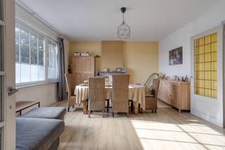 <p><strong>Deze halfopen bebouwing combineert ruimte en comfort met een ideale ligging in Niel. Met vijf slaapkamers en een bewoonbare oppervlakte van 190 m² is dit de perfecte gezinswoning.<br /><br /></strong><strong>Indeling:<br /></strong>We betreden de woning via de ruime inkomhal die uitgeeft op de lichtrijke leefruimte. Aansluitend bevindt zich de volledig ingerichte keuken, uitgerust met koelkast, diepvriezer, oven, kookplaat, vaatwasser en voldoende opbergkasten. Op het gelijkvloers vinden we bovendien een apart gastentoilet en een eerste slaapkamer.<br /><br />De eerste verdieping omvat twee slaapkamers met een aangename lichtinval. De badkamer is voorzien van een ligbad, toilet, lavabo en aansluiting voor wasmachine. Op de tweede verdieping zijn nog twee bijkomende slaapkamers terug te vinden.<br /><br />Buiten beschikt de woning over een gezellige noordoostgerichte buitenruimte.<br /><br /><strong>Bijzonderheden:<br /></strong>Momenteel verhuurd.<br />Bewoonbare oppervlakte: 190 m².<br />5 slaapkamers.<br />Servitudeweg naast de woning.<br />Gunstig EPC (label B).<br /><br /><strong>Ligging:</strong><br />De woning is gunstig gelegen nabij het centrum van Niel, met een vlotte verbinding naar invalswegen, fietspaden, scholen en winkels. Ideaal voor wie rustig wil wonen met alle voorzieningen in de nabije omgeving.</p>