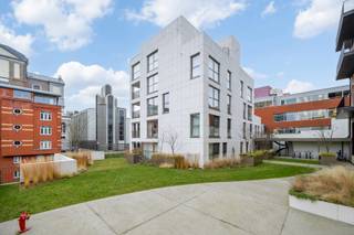 <p>Bent u op zoek naar een stijlvol appartement op een toplocatie in het hart van Gent? Dit gloednieuwe appartement, gelegen aan de gegeerde Kouter, biedt u alles wat u maar kunt wensen: centraal wonen in een rustige omgeving, met een adembenemend zicht op het water van de Ketelvest.<br /><br />Indeling: <br />Twee ruime slaapkamers met een eigen badkamer, een aparte wc en een praktische berging. Een lichtrijke woonkamer met een open keuken, hier geniet u van veel natuurlijk licht. Heerlijk ontspannen op uw privéterras met zicht op de Ketelvest. Ondergrondse autostaanplaats, fietsenstalling en een aparte kelderruimte met verlichting en elektriciteit. <br /><br />De hoogwaardige afwerking, moderne inrichting en unieke locatie maken dit appartement perfect voor wie luxe en comfort zoekt. Daarbovenop is dit appartement nog eens energiezuinig dankzij zijn zonnepanelen en vloerverwarming. <br /><br />Met de wagen, het openbaar vervoer, te voet of met de fiets – alles is binnen handbereik.<br /><br />U kan de eerste bewoner van dit volledig uitgeruste appartement zijn. Recent geschilderd en voorzien van moderne lichtarmaturen, hoeft u enkel uw meubels te verhuizen.<br /><br />Huurprijs 1950 EUR + 150 EUR gemeenschappelijke kost + €100 autostaanplaats, meteen beschikbaar. <br /><br />Meer info? Een bezoek? Bel Jordi 0477/32.61.53</p>