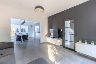 Deze prachtig gerenoveerde woning in Voortkapel, een deelgemeente van Westerlo, biedt een mooie combinatie van ruimte, comfort en een gunstige ligging. De woning werd gerenoveerd in 2021 en is gelegen op een ruim perceel van 9 are 62 ca. Ze beschikt over vijf slaapkamers, drie badkamers en een ruime aanbouw.<br /><br />Via de inkomhal komt u in de ruime leefruimte met aansluitend de volledig geïnstalleerde keuken. Verder beschikt de woning over vijf slaapkamers en drie badkamers. De ruime aanbouw biedt extra mogelijkheden en maakt deze woning bijzonder geschikt als kangoeroewoning, waarbij meerdere generaties comfortabel kunnen samenwonen met behoud van voldoende privacy.<br /><br />Buiten geniet u van een aangename, ruime achtertuin met garage. Het perceel van 9 are 62 ca biedt bovendien heel wat buitenruimte en mogelijkheden.<br /><br />De woning is rustig gelegen nabij het centrum van Voortkapel, met scholen, winkels, horeca en openbaar vervoer in de nabije omgeving. Dankzij de vlotte verbinding met de E313 zijn ook omliggende gemeentes gemakkelijk bereikbaar.<br /><br />EPC: 335 kWh/m²/jaar<br />CV op gas met HR-ketel<br /><br />Wg, Vg, Gmo, GvKr, Gvv
