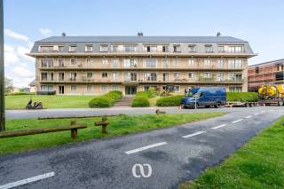 Are you looking for a spacious and centrally located apartment with two bedrooms and over 100 m² of living space in Oudenaarde? Your search ends here!<br /><br />This property boasts an ideal location just a stone's throw from the city center and all essential amenities. The large, bright rooms and the cozy terrace are just a few of the many highlights this apartment has to offer.<br /><br />LAYOUT:<br /><br />You enter the apartment through the hallway, which provides access to the spacious living room and kitchen. The apartment also features two full-sized bedrooms, a bathroom, a separate toilet, and a practical storage room.<br /><br />Additionally, you can enjoy a charming terrace, perfect for relaxing outdoors on sunny days.<br /><br />Does this spacious apartment seem like the perfect fit for you? Don’t hesitate to contact us today to schedule a viewing!