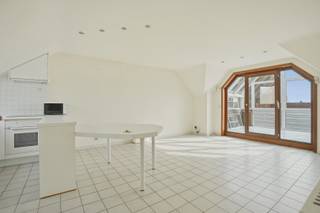 Gezellig appartement (67 m²) met overdekt terras + grote zolder nabij de Markt<br />Dit charmante appartement in Nieuwpoort-Stad gelegen op een zucht van de Markt, geniet u hier van de rust en de gezelligheid van de stad, met alle voorzieningen binnen handbereik.<br />Indeling:<br />Inkom met apart toilet, leefruimte met open keuken (voorzien van toestellen), praktische berging, badkamer met ligbad en een ruime slaapkamer (13 m²) met toegang tot de zolder (24 m²)<br />Mogelijkheid tot bijkopen garage achteraan het gebouw!<br />KIJKDAG zaterdag 1/8 van 13u30 u tot 15u (inschrijven via residentievastgoed.be)<br />EPC: F<br /><br />(Ref. NI27166)
