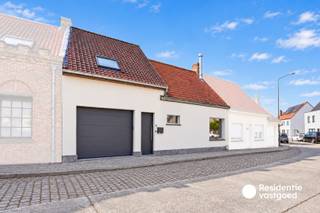 Smaakvol gerenoveerde woning met garage en zonnige tuin in hartje Keiem! <br /><br />In het centrum van Keiem bevindt zich deze volledig gerenoveerde woning, waar gezelligheid, comfort en een warme uitstraling perfect samenkomen. Dankzij de vele natuurlijke lichtinval en de smaakvolle inrichting voelt deze woning meteen aangenaam en huiselijk aan.<br /><br />Op het gelijkvloers geniet u van een gezellige leefruimte met veel licht en een warme sfeer. De woning werd met oog voor detail gerenoveerd en vormt een mooi, harmonieus geheel. Aansluitend biedt de zonnige tuin een heerlijke plek om in alle rust te ontspannen.<br /><br />Een absolute meerwaarde is de garage, aangevuld met een praktische zij-ingang en een wasruimte, waardoor de woning ook bijzonder functioneel is.<br /><br />Op de verdieping bevinden zich drie slaapkamers en een badkamer, waardoor deze woning perfect geschikt is voor wie op zoek is naar een instapklare gezinswoning.<br /><br />Bent u op zoek naar een gerenoveerde, gezellige woning met garage en zonnige tuin in het centrum van Keiem? Dan is deze woning beslist een bezoek waard.<br /><br />De vermelde prijs is een richtprijs. Elk bod wordt voorgelegd aan de eigenaar, die het recht behoudt dit te aanvaarden of te weigeren.<br /><br />Neem een voorsprong en vraag uw gratis, vrijblijvende waardebepaling aan via: www.residentievastgoed.be/gratisonlineschatten<br /><br />EPC: 272 kWh/m² | Ref.: DI00122