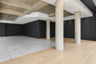 Uiterst commercieel gelegen hoekhandelspand.<br /><br />Elke commerciele activiteit is hier mogelijk.<br /><br />Extra berging is voorzien in de zeer ruime kelder van 60m².<br /><br />Het aanpalende 2 slpk.-appartement (120 m²) kan ook worden aangekocht