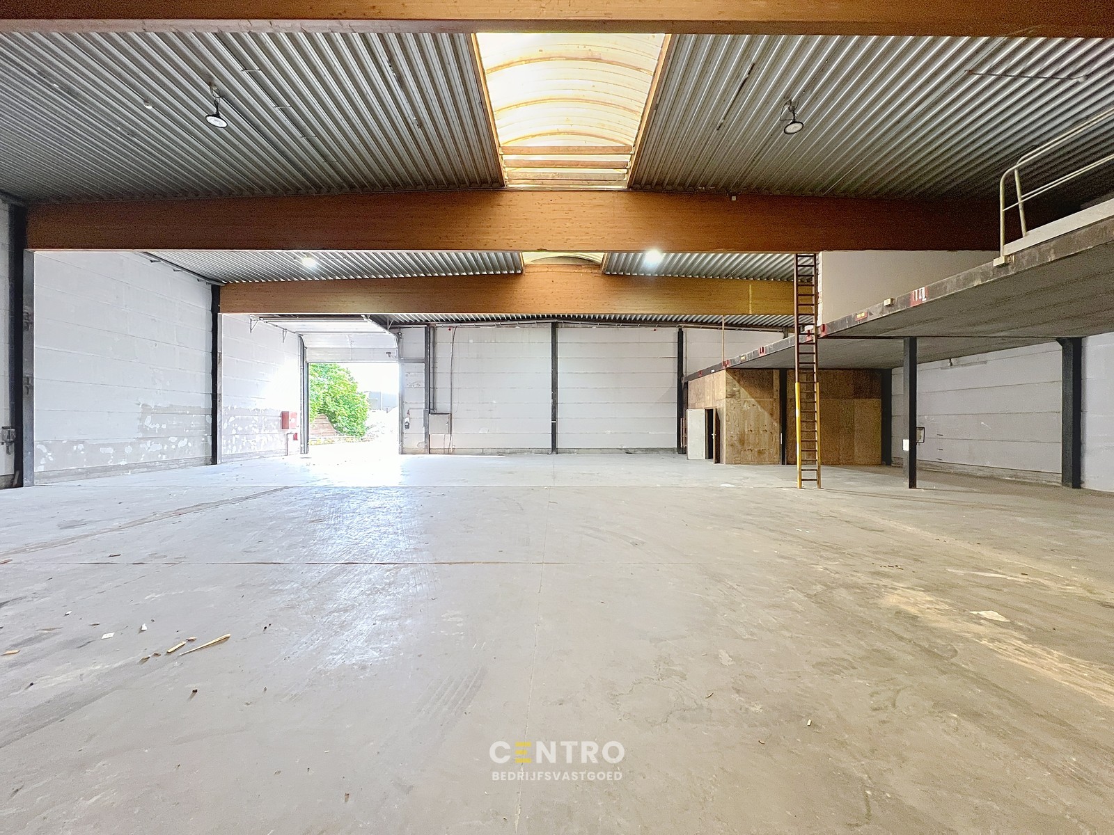 Instapklaar magazijn (600 m2) met mezzanine en geïntegreerd kantoor langs de N8 te Elverdinge (Ieper). Ambachten toegestaan ! - photo 5