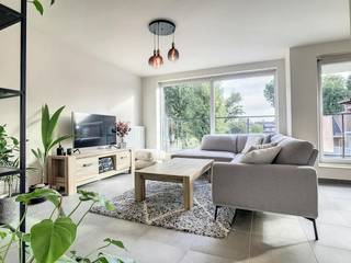De snelste manier om een bezoek te brengen aan dit appartement? Vraag je bezoek aan via de rode knop op onze website (www.dewaele.com) en je wordt gecontacteerd door één van onze verhuurexperten. <br /><br />Instapklaar appartement met 2 slaapkamers, 2 autostaanplaatsen en dubbel terras nabij het centrum van Lendelede.<br /><br />Het appartement heeft volgende indeling:<br />- Inkom met apart toilet<br />- Lichtrijke  leefruimte<br />- Open keuken voorzien van kookplaat met dampkap, spoelbak, oven, frigo en vaatwas<br />- Berging voorzien van aansluiting wasmachine<br />- 2 slaapkamers<br />- Badkamer voorzien van dubbele lavabo in meubel en inloopdouche<br />- Dubbel terras<br /><br />Extra kenmerken:<br />- Lichtrijk en instapklaar <br />- Laag energieverbruik<br />- Lift aanwezig in het gebouw<br />- Dubbel terras<br />- Centraal gelegen nabij winkels, scholen, openbaar vervoer, centrum van Lendelede,...<br /><br />Dubbele autostaanplaats verplicht bij te huren: 80,00 euro/maand.<br /><br />Ben jij geïnteresseerd in dit appartement te huur in Lendelede? Aarzel dan niet ons te contacteren.