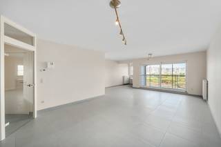 Dit ruime appartement is gelegen in een verzorgd appartementsgebouw van 2007, op een uitstekende ligging aan de jachthaven van Blankenberge. De dijk, winkels, het centrum en de belangrijkste invalswegen bevinden zich allemaal op korte afstand.

Via de inkomhal komen we terecht in de bijzonder ruime en lichtrijke leefruimte. Hier is er meer dan voldoende plaats voor een gezellige zithoek, eetplaats en zelfs een praktische bureauhoek. De volledig uitgeruste open keuken sluit mooi aan bij de leefruimte. Vanuit hier heb je rechtstreeks toegang tot het eerste terras, waar je geniet van een aangenaam zicht op de jachthaven.

Verder in het appartement bevindt zich de ruime badkamer, voorzien van een dubbele wastafel, ligbad, douche en toilet. Daarnaast is er nog een tweede afzonderlijk toilet en een handige berging.

Aan de achterzijde van het appartement bevinden zich twee volwaardige slaapkamers. Beide kamers genieten van de nodige rust en geven uit op het tweede, zuidgerichte terras. Een ideale plek om volop van de zon te genieten.

Extra troeven zijn het EPC-label A, de conforme elektrische installatie, de aanwezige fietsenberging en de mogelijkheid tot aankoop van een garage.

Kortom, een bijzonder ruim en energiezuinig appartement met twee terrassen en een prachtige ligging aan de jachthaven van Blankenberge!

👉 Aarzel niet en contacteer Jens via jens@keyimmo.be of 0496 41 55 77 en ontdek deze kans in Blankenberge
