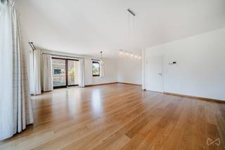 <p>We Invest heeft het genoegen u dit prachtige appartement voor te stellen, gelegen op de eerste verdieping van een kleinschalige mede-eigendom, vlak bij tal van voorzieningen in Waterloo.</p>
<p>Het appartement biedt ongeveer 161 m² bewoonbare oppervlakte, evenals twee kelders en drie private parkeerplaatsen buiten.</p>
<p>Het omvat een inkomhal, een lichte en ruime leefruimte die toegang biedt tot een volledig uitgeruste keuken met berging, een nachthal die leidt naar een apart toilet, een eerste slaapkamer van 16 m², een badkamer, een tweede slaapkamer van 14 m², een wasruimte en een ouderlijke suite met dressing en badkamer.</p>
<p>Buiten kunt u genieten van drie aangename balkons en een kleine tuin.</p>
<p>Het appartement beschikt bovendien over twee gepantserde inkomdeuren, waardoor het ideaal is voor de uitoefening van een vrij beroep of voor een eventuele opsplitsing in twee afzonderlijke wooneenheden.</p>
<p>Technische kenmerken: de mede-eigendom is recent, de woning wordt verwarmd op gas, de elektrische installatie is conform, de ramen zijn voorzien van dubbele beglazing en het EPC heeft label B.</p>
<p>Wilt u een bezoek organiseren of meer informatie ontvangen? Neem dan contact met ons op via 02 319 46 46 of per e-mail via <span>admin.bw.centre@weinvest.be</span>.</p>