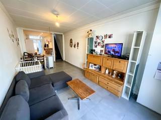 Dit verzorgd woonhuis in Rekkem is ideaal voor starters of een klein gezin en beschikt over twee slaapkamers, een badkamer en een praktische indeling.Op het gelijkvloers bevindt zich een ingerichte keuken met aansluitend een lichtrijke woonkamer. Op de verdieping zijn er twee slaapkamers met houten vloeren en een functionele badkamer met douche en wastafel.Verder beschikt de woning over bergruimte met plaats voor wasmachine en droger, evenals een gezellige, beschutte buitenruimte met uitweg achteraan (fiets en voetweg).Gelegen in het centrum van Rekkem, met vlotte bereikbaarheid en nabij lokale voorzieningen.