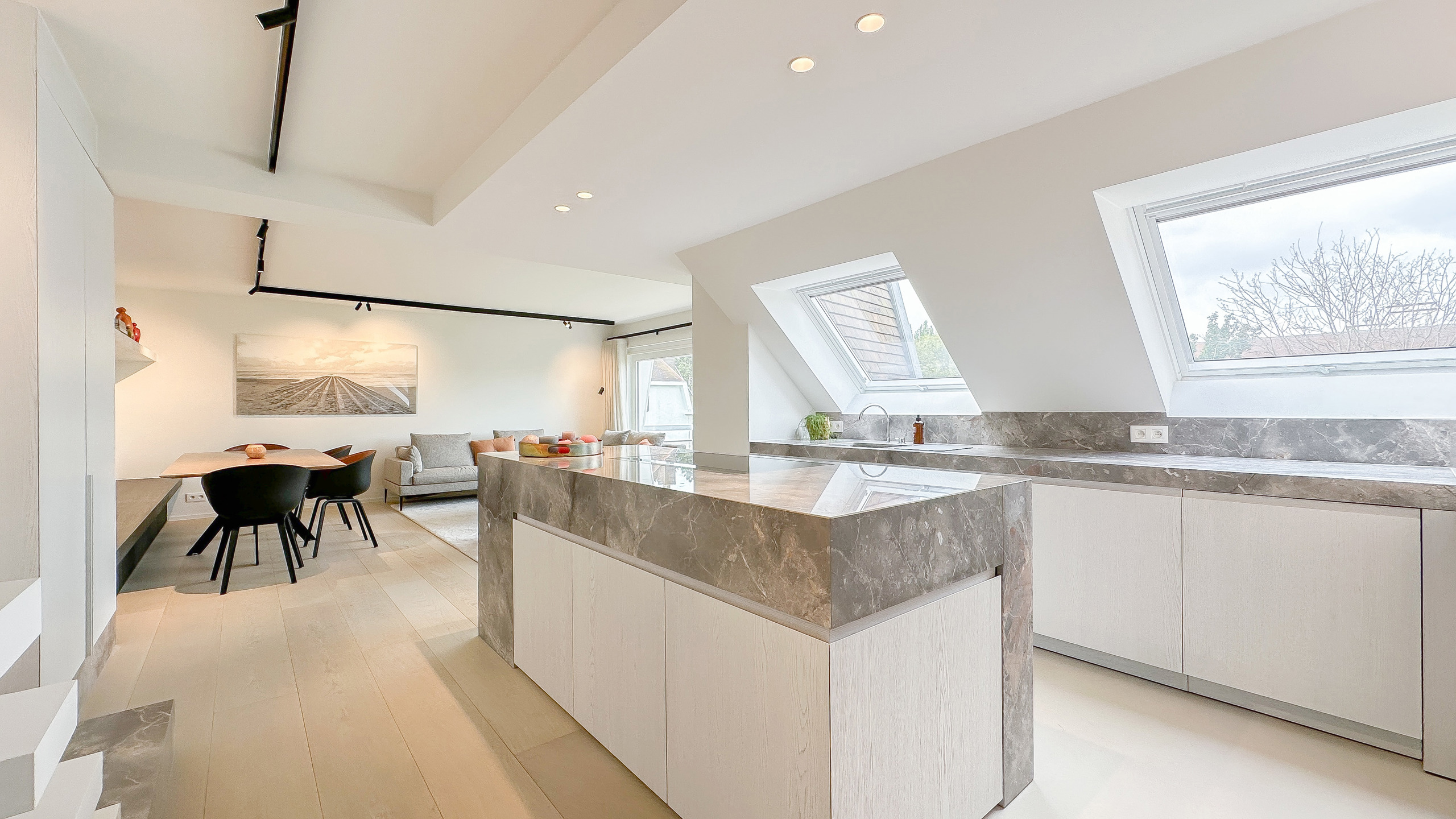 Bijzonder aantrekkelijk DUPLEX-appart., aan het Albertplein. - foto 1