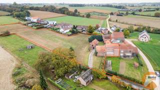 LUBBEEK – Achterin gelegen hoeve op +/- 1,2ha<br /><br />Op een rustige locatie in Lubbeek vinden we deze charmante hoeve met een private toegangsweg die heel wat potentieel biedt. <br />De woning ligt discreet achterin, weg van de straat, en combineert landelijke rust met een vlotte bereikbaarheid. Op het gelijkvloers bevinden zich de woonkamer, eetkamer en keuken, samen met een berging en een inpandige garage die aansluit op een extra stalling. Op de eerste verdieping zijn er drie ruime slaapkamers, een ruime badkamer en een kleinere bergplaats. De zolder biedt bovendien nog alle mogelijkheden voor extra kamers of een hobbyruimte. De ramen (PVC) werden vernieuwd en zijn voorzien van dubbel glas en rolluiken. <br /><br />Rondom de woning liggen verschillende bijgebouwen met mooie gewelven die kunnen worden ingericht als onder meer paardenstallen. Aansluitend ligt een mooi weiland, wat deze eigendom heel interessant maakt voor dierenliefhebbers of wie houdt van open ruimte. Het totale perceel heeft een oppervlakte van 1ha18a17ca.<br /><br />De bijgevoegde digitale impressies tonen hoe deze hoeve kan worden omgevormd tot een echte parel, waar de authenticiteit bewaard wordt gecombineerd met hedendaags comfort. <br />Ook de ligging is ideaal: op slechts tien kilometer van Leuven en op ongeveer vijfendertig kilometer van Brussel, met winkels en voorzieningen in de nabije omgeving.<br /><br />Wilt u meer weten over deze eigendom of een bezoek inplannen? Contacteer ons dan op 053/60 65 66.