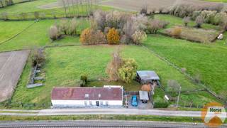 EERSTE BEZOEKDAG ZATERDAG 20/12 VAN 9U30 TOT 12U (enkel op afspraak!)<br /><br />LIERDE - Deze charmante hoeve op een prachtig perceel biedt een uniek en weids uitzicht dat je meteen doet wegdromen.<br /><br />Gelijkvloers: gezellige woonkamer, keuken, lichtrijke veranda en recente badkamer.<br /><br />Eerste verdieping: 3 ruime slaapkamers<br /><br />Daarnaast beschikt de woning over een aanbouw met twee veelzijdige ruimtes (30 m² en 33 m²), perfect geschikt als opslagplaats, atelier of stalruimte.<br /><br />Grootste troef: het onvervangbare panoramische uitzicht dat deze eigendom echt uniek maakt.<br /><br />Wenst u een bezoek? Aarzel niet om ons te contacteren: 053/60.65.66<br /><br />De vermelde prijs is een richtprijs. Na ontvangst van de biedingen zal de verkoper beslissen of hij/zij de eigendom verkoopt aan het beste bod. De richtprijs is aldus niet bindend voor de verkoper. Voor meer info kunt u ons contacteren of het reglement raadplegen op onze website.