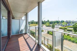 Bezoeken? Maak uw huurdersprofiel via volgende link: https://mijnhuurprofiel.be/property/29e42f35-99a9-4ef9-8769-323c4f86a9fe // Op de eerste verdieping: inkomhal, living - eetplaats - keuken (32,80m² - verlek, kookplaat, dampkap, oven, koelkast, vaatwasser), berging ( aansluiting wasmachine en droogkast), toilet, nachthal, slaapkamer(12,90m²), badkamer (4,50m² - douche, lavabomeubel).Verder: zonneterras (9,54m²).Buitenschrijnwerk aluminium dubbele beglazing - individuele centrale verwarming op gas Nutsvoorzieningen: individuele tellers voor water, gas, elektriciteit (D+N), EPC: E-peil: E50 Lift in het gebouw - bouwjaar 2020 - gem. lasten 50 € /maand / Ventilatiesysteem: type D - / appartement is geschilderd en voorzien van verlichting / gemeenschappelijke fietsenstalling / afvallokaal / Vrij vanaf 01/05/2026