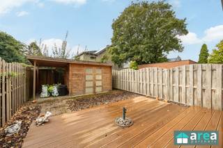 <p><span>Rustig wonen in het gegeerde Schoten-Donk!</span></p><p><span>Deze aangename rijwoning bevindt zich in de kindvriendelijke wijk Geuzenvelden. Het betreft een ruime, gezellige woning met 3 à 4 slaapkamers, afhankelijk van gebruik, en een zuidgerichte tuin! De ligging is absoluut top: rustig en groen, vlak bij de Schotense Vaart en de Villerslei, én op korte fietsafstand van het centrum van Schoten. Winkels, horeca en scholen zijn vlot bereikbaar.</span></p><p><span>Een ideale combinatie van rust, groen en bereikbaarheid!</span></p><p><span> </span></p><p><span>Grootste troeven:</span></p><p><span>-Rustige groene woonwijk!</span></p><p><span>-Zonnepanelen aanwezig (6x)</span></p><p><span>-Gezellige zuidgerichte tuin (50m²)</span></p><p><span>-Handige oprit</span></p><p><span> </span></p><p><span>-Kelder: handige kelderberging (9m²) met kruipkelder (51m²)</span></p><p><span>-GLVL: De ruime, lichtrijke leefruimte (40m)² sluit naadloos aan op de keuken (11m²). Via de veranda geniet u van het zicht op de zuidgerichte tuin (50m²), voorzien van een praktisch tuinhuis (6m²). Op het gelijkvloers is er tevens een apart toilet. De open trap vanuit de living leidt naar de bovenverdieping.</span></p><p><span>-V1: Langs voorzijde treffen we de master bedroom (19m²). De nachthal geeft toegang tot de overige ruimtes, zoals o.a. alsook een ingerichte badkamer (4m²) met douche en WC. Langs achterzijde bevindt zich de 2</span><span><sup>de</sup></span><span> kamer, ideaal als slaapkamer of bureau, die tevens doorgang biedt naar de zolder.</span></p><p><span>-V2: Ruime zolderkamer, met genoeg plaats om te gebruiken als laatste slaapkamer (35m²) of op te delen in 2 kamers!</span></p><p><span> </span></p><p><span>Voor meer informatie kan u terecht bij Area Partners: INFO@area.be of 03/284.60.60</span></p>