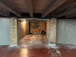 Afgesloten garagebox gelegen langs de Gentstraat te Oostende. De garage is gemakkelijk bereikbaar en het complex is afgesloten van de straat met...