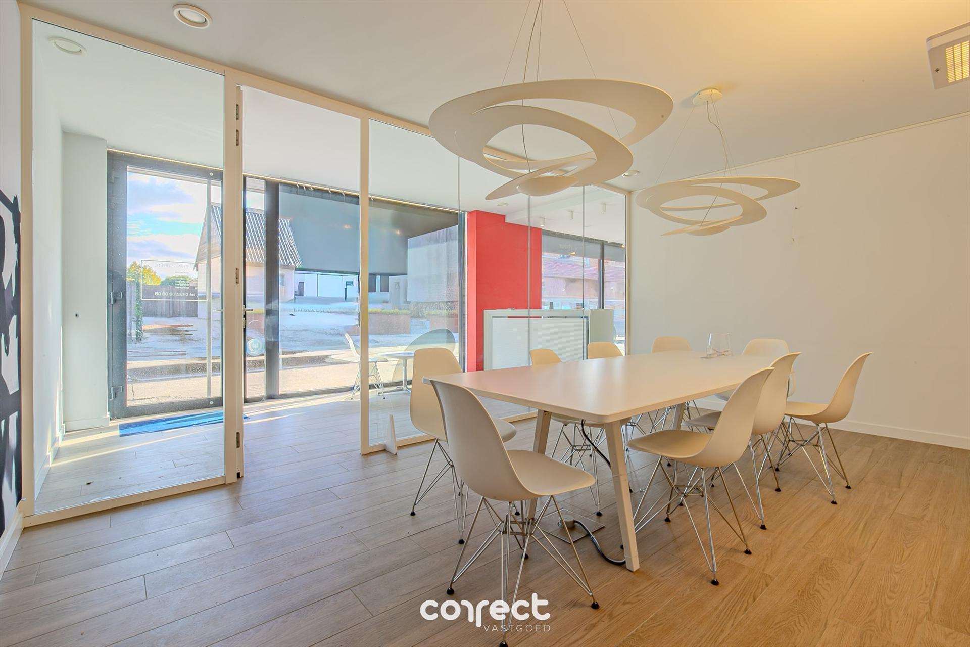 Perfect gelegen kantoor met voorzieningen en etalage. - foto 4